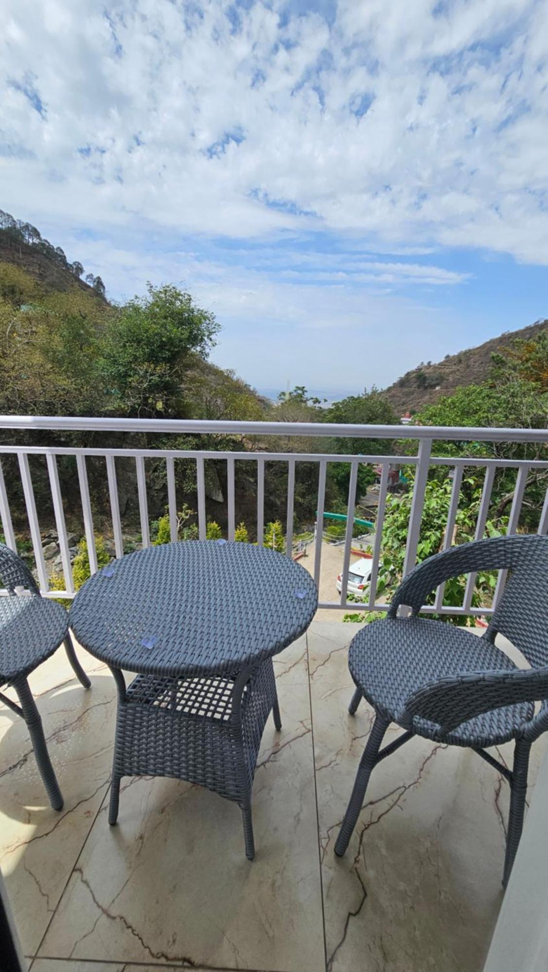 On The Rocks Hotell Kasauli Eksteriør bilde